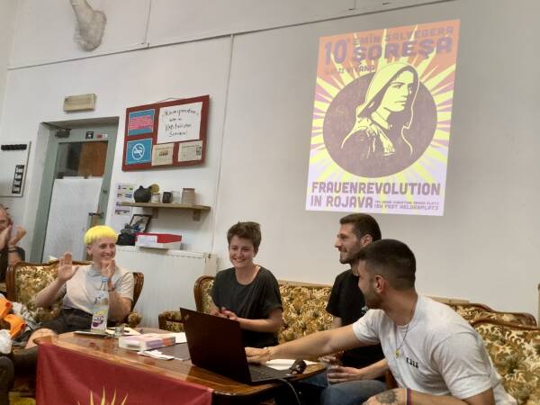 ANF | Österreichweite Tour zu zehn Jahren Revolution in Rojava