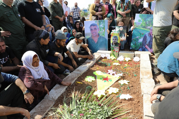 ANF | Letztes Geleit für Seyit Evran und Aslan Qamişlo