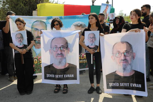 ANF | Thousands bid farewell to journalist Seyit Evran and YPG ...