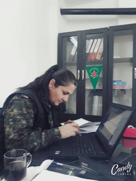 ANF | Esposa, esposo y sus tres hijos en las YPJ / YPG