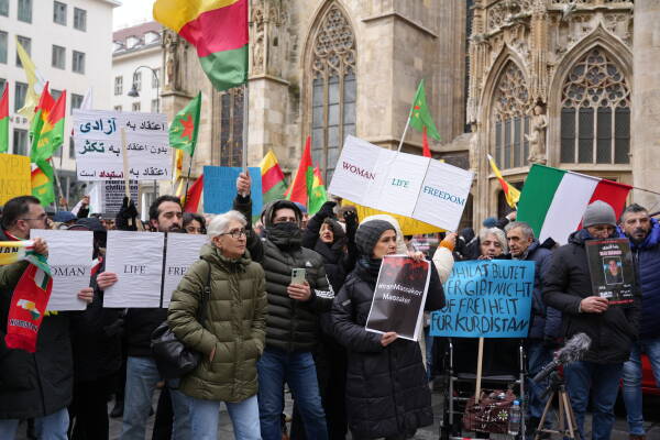 ANF | Hunderte demonstrieren in Wien für Rojava und Rojhilat