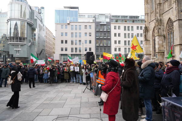 ANF | Hunderte demonstrieren in Wien für Rojava und Rojhilat