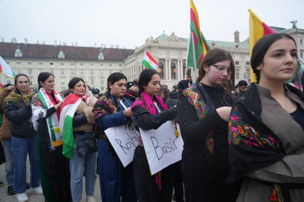 Rojava Semincek ANF | Tausende demonstrieren in Wien für Rojava und die Frauenrevolution